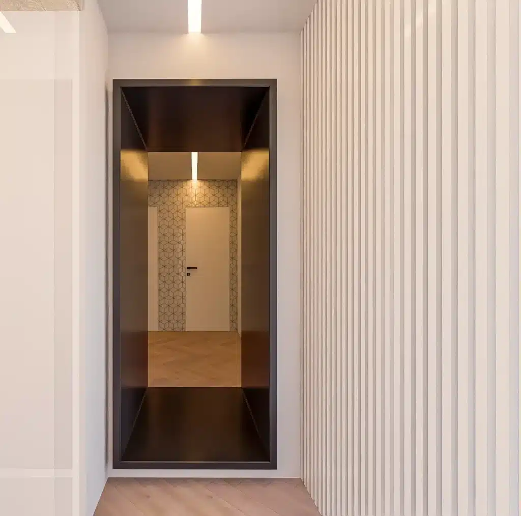 Architektonický portál v tmavom prevedení medzi lamelovou stenou a chodbou s geometrickou tapetou v pozadí.